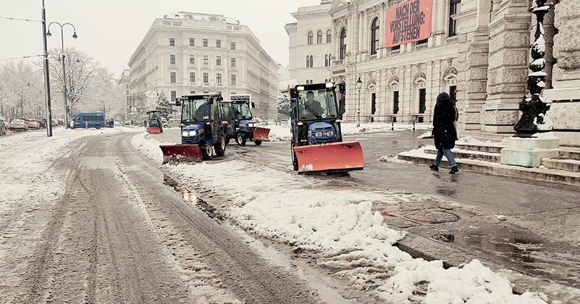 Schneeräumung vor dem Burgtheater in Wien 