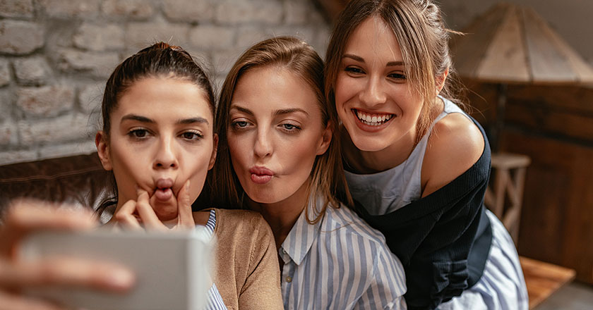 Selfie in der WG; Foto: bernardbodo/istockphoto.com