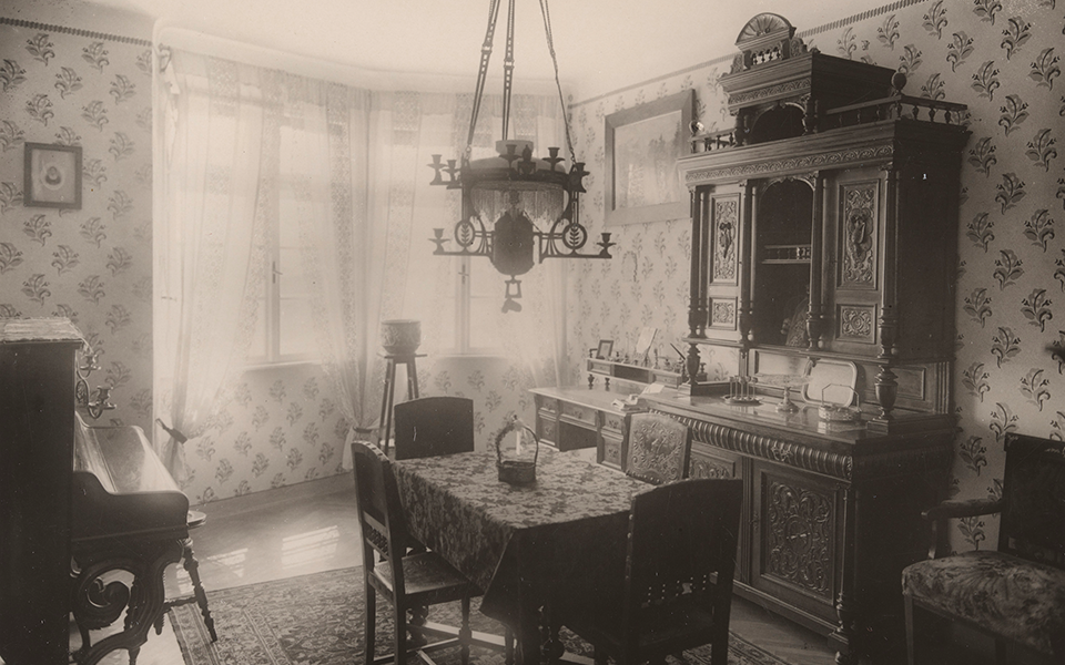Wohnzimmer im Stil der 1890er Jahre in Wien, um 1930, Foto: Carl Zapletal - Online-Sammlung des Wien Museums